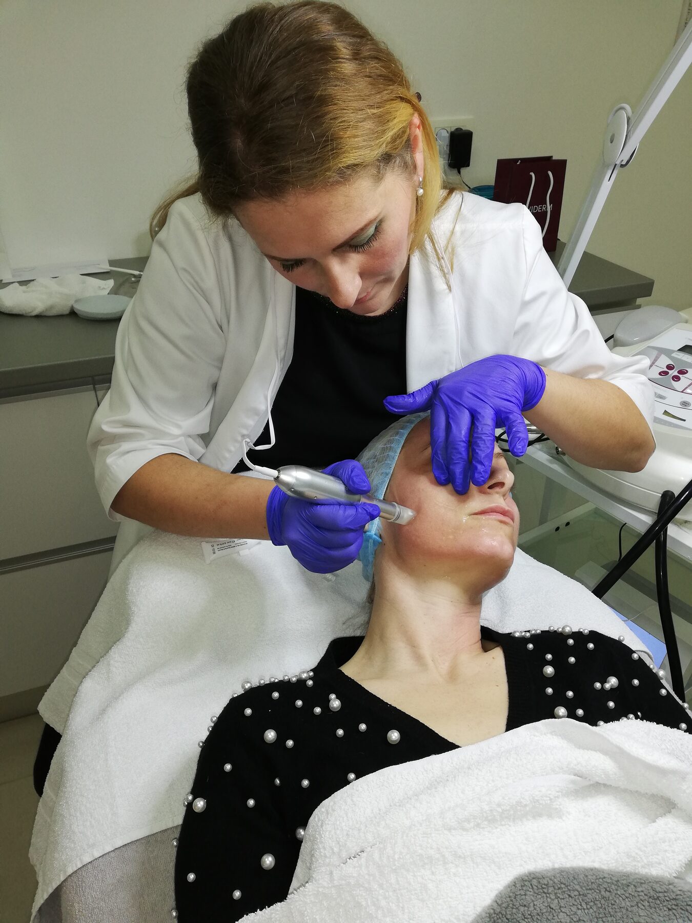 Mesoestetic m.pen microneedling tretman u salonu SKIN